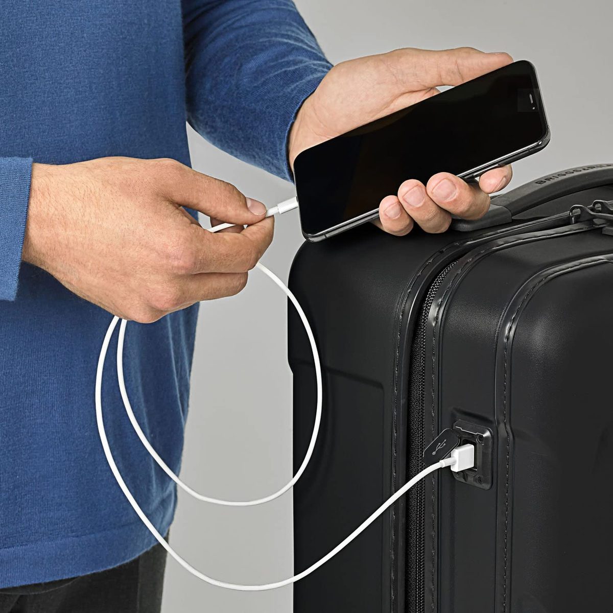 Briggs & Riley Torq Hardside 随身携带行李箱，带万向轮 22 英寸。 USB 充电端口，TSA 友好型锁具，方便使用的铰链前袋，黑色