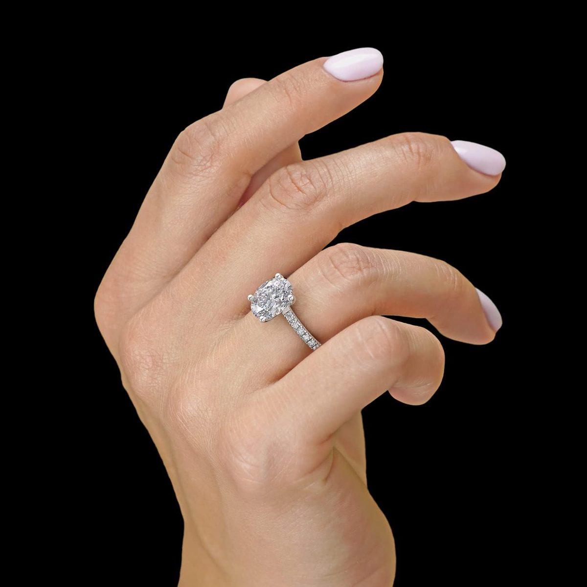 Beverly Hills Jewelers 2 克拉椭圆形莫桑钻订婚戒指镶有 1/4 克拉圆形天然钻石 14K 白金（GH/VS、GH/SI、cttw、DEW）周年纪念定情戒指适合女士尺寸 4 至 11